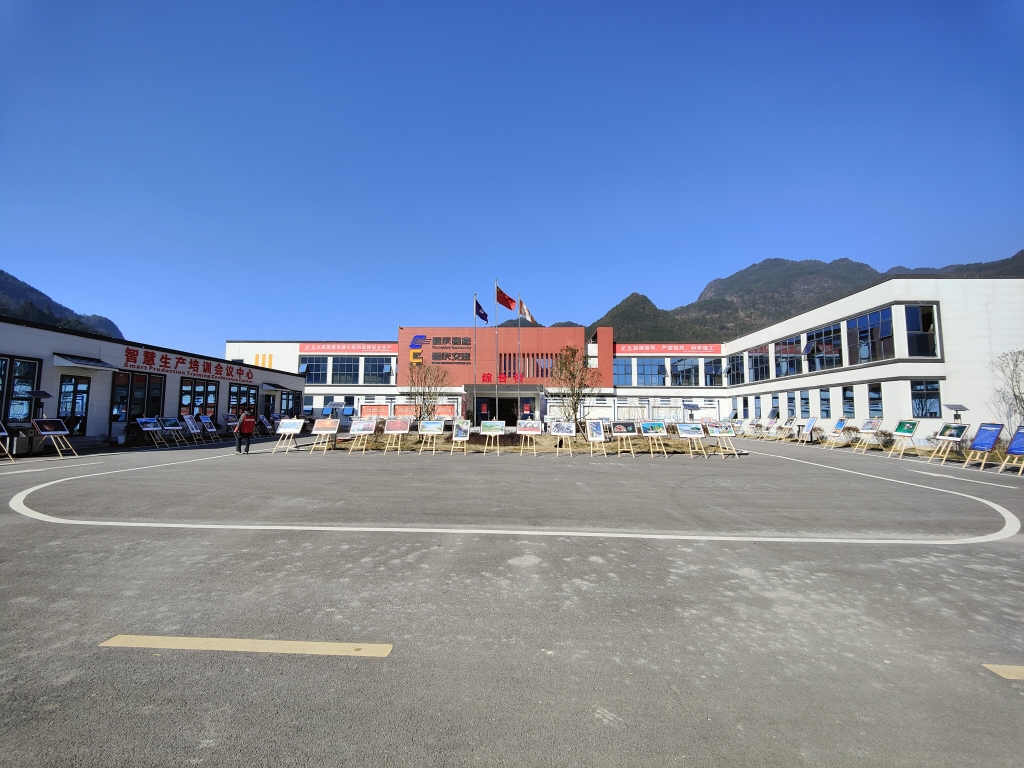 2022年11月14日，重庆高速公路建设史上摄影展首次走进建设工地——巫云开beat365官网组织“贯彻落实党的二十大精神 努力开创巫云开建设新局面——巫云开高速摄影巡展”。 (1)