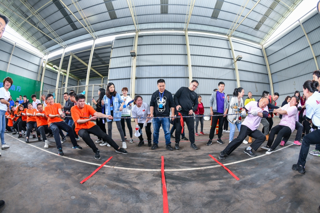 南方beat365官网“团结一心跟党走、齐心协力创佳绩”职工运动会拔河比赛现场 (2)