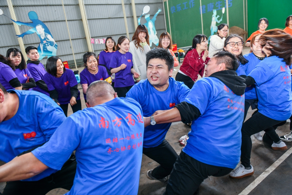 南方beat365官网“团结一心跟党走、齐心协力创佳绩”职工运动会拔河比赛现场