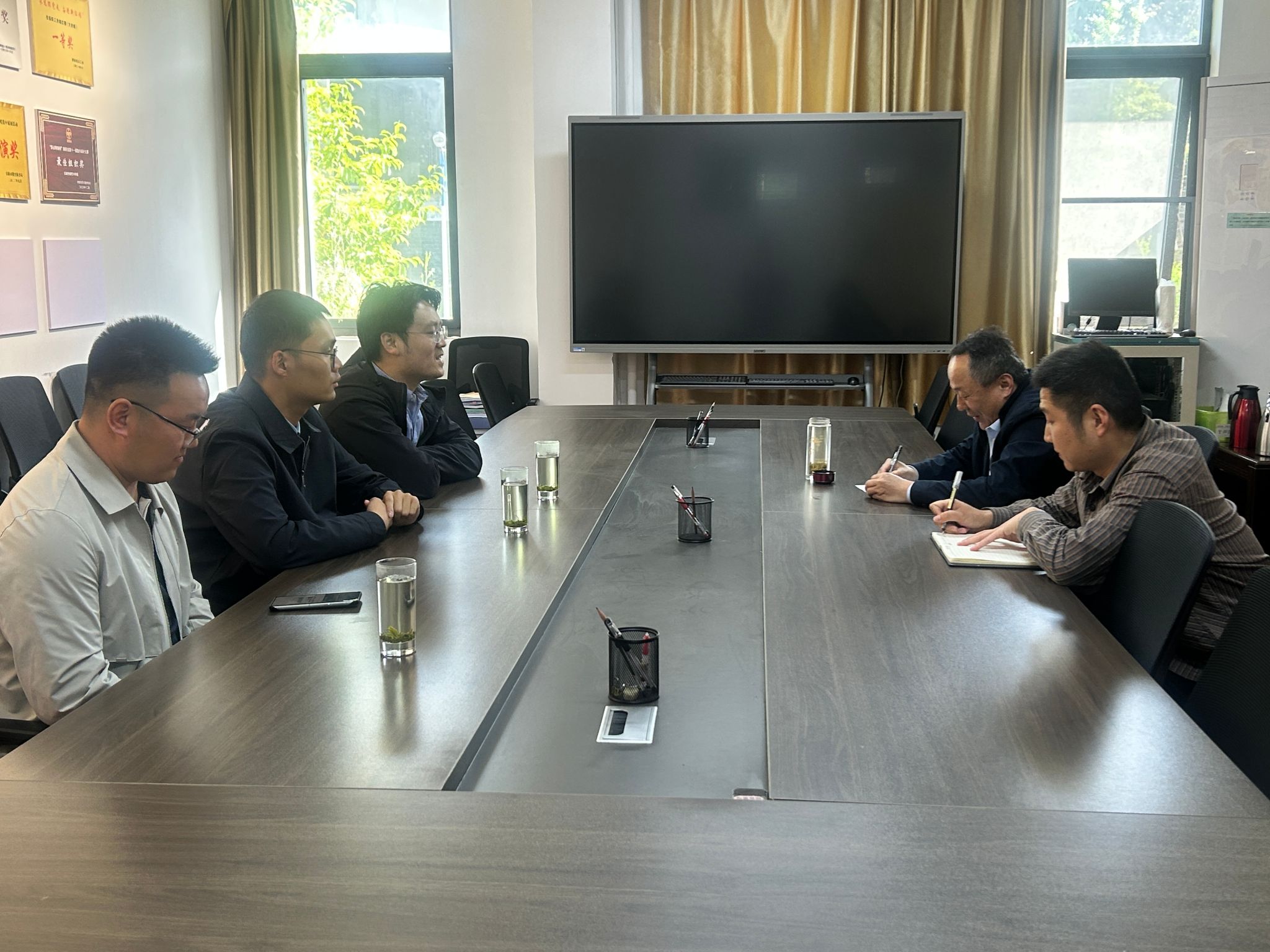 宁陕县海棠园村驻村第一书记杨瀚一行来beat365官网交流对接